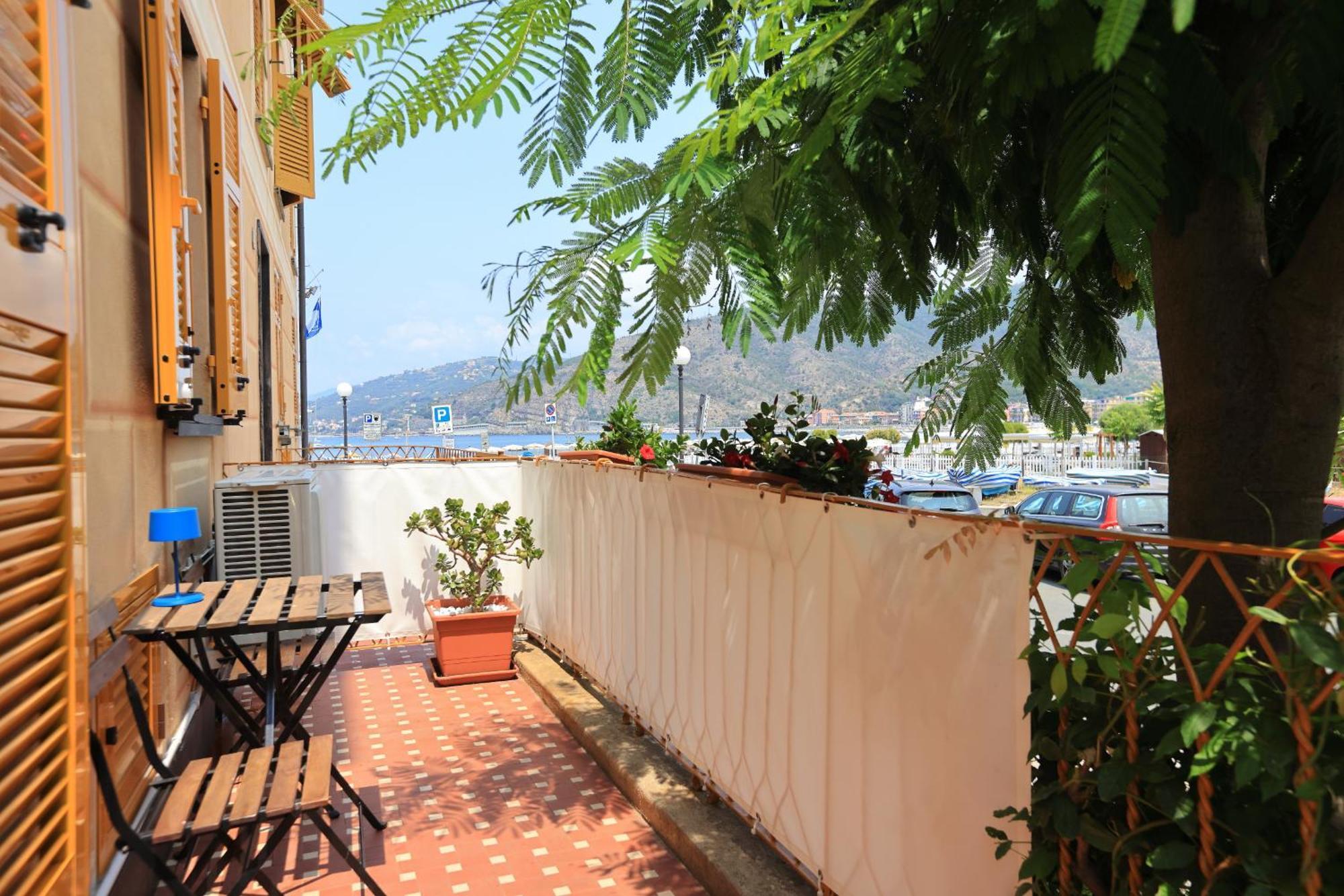 Adamaina - Sea View Apartment With Private Garage Σέστρι Λεβάντε Εξωτερικό φωτογραφία