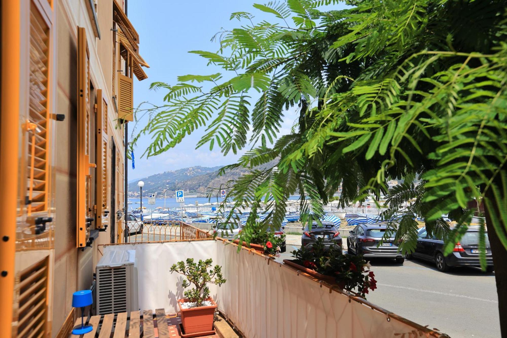 Adamaina - Sea View Apartment With Private Garage Σέστρι Λεβάντε Εξωτερικό φωτογραφία